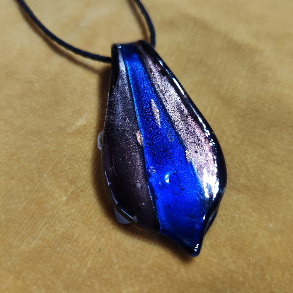 Elegant Blue and Brown Pendant Necklace